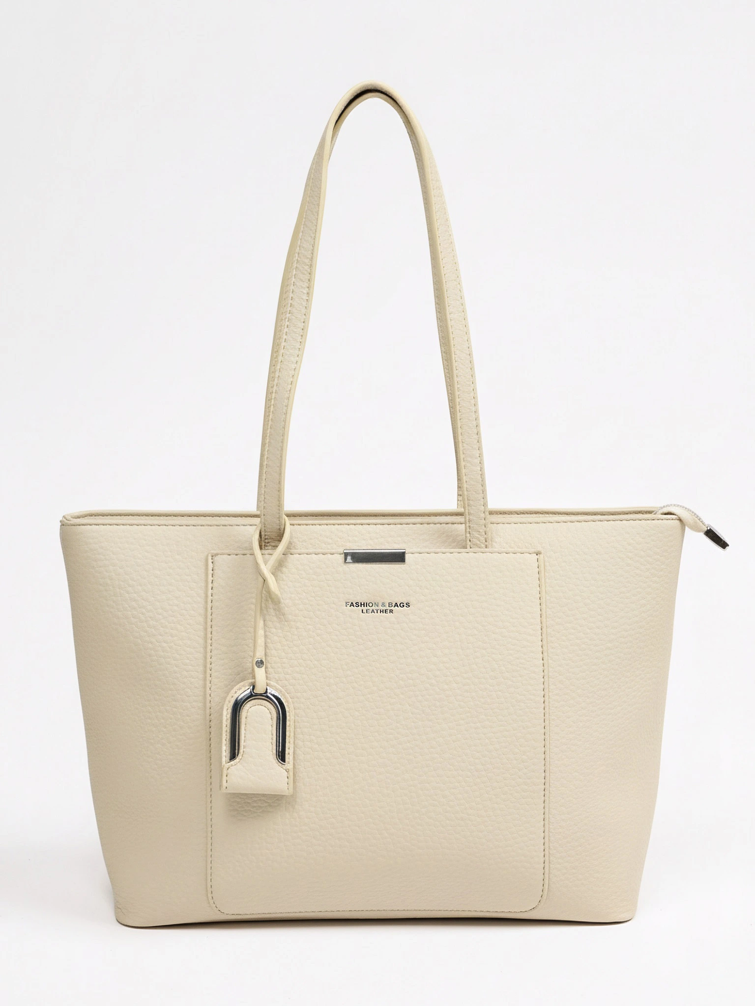 Сумка-тоут с декоративным брелком в ассортименте